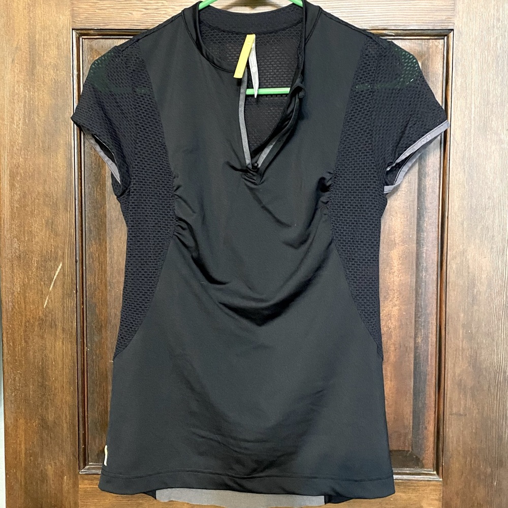 (3 for $15) Lolë run/bike top with stash pockets size medium
